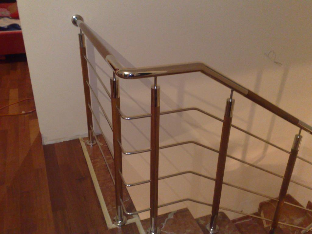 BALUSTRADY Z ELEMENTAMI DREWNA