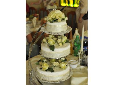 Tort piętrowy weselny z masy cukrowej ozdobiony żywymi kwiatami - kliknij, aby powiększyć