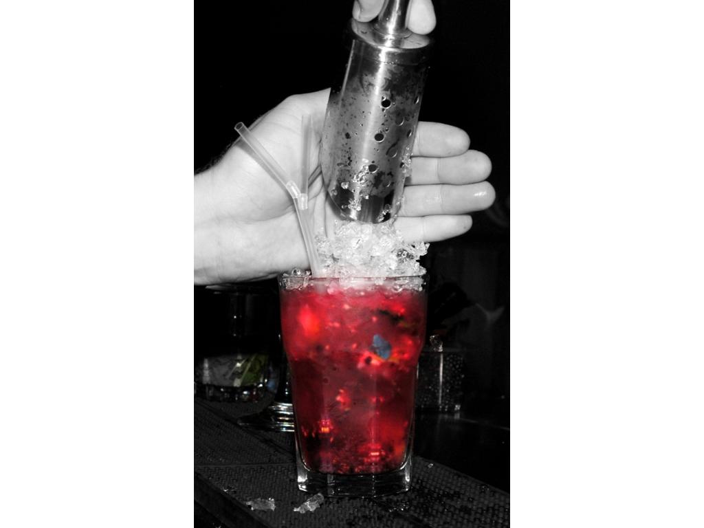 Nasze cocktaile powstaja wyłącznie na bazie świeżych owoców i przypraw i najlepszych alkoholi