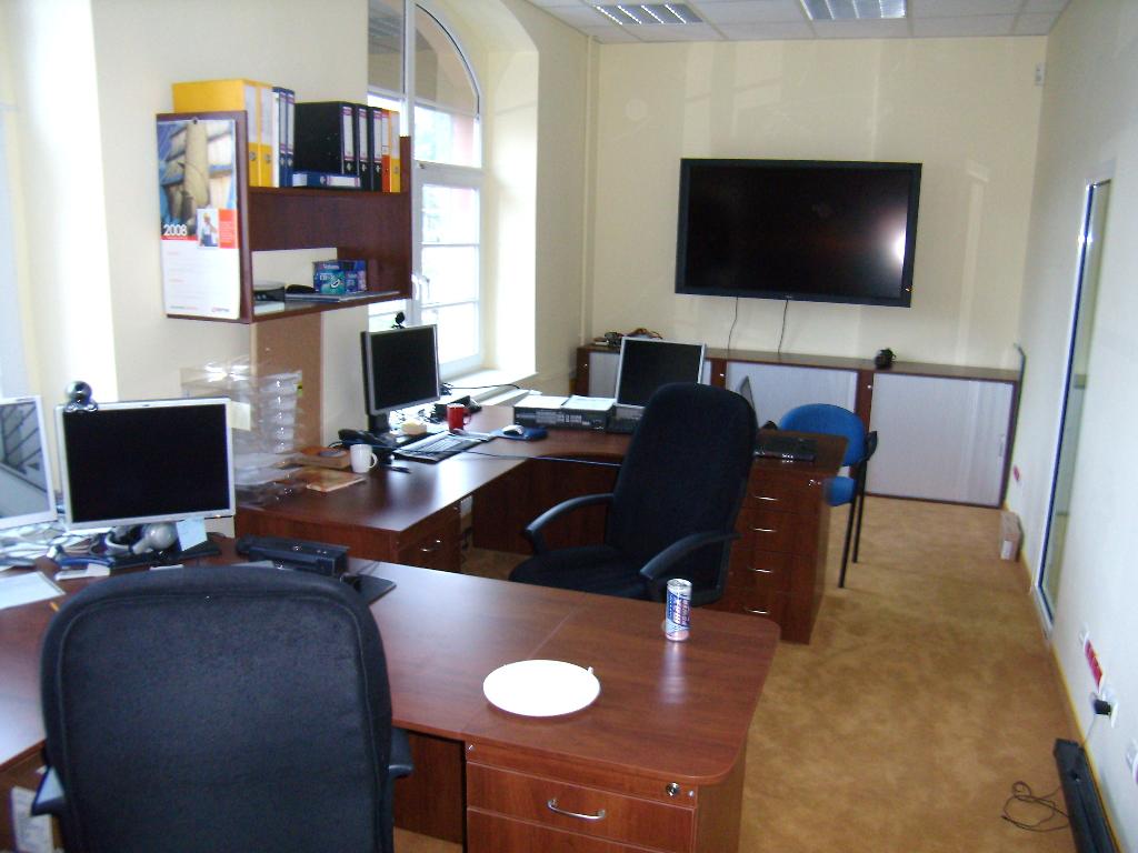 pomieszczenie biurowe - 2 zestawy biurkowe w głębi szafa z drzwiami żaluzjowymi