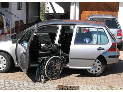 Samochód dla ON z windą do załadunku wózka inwalidzkiego - kliknij, aby powiększyć