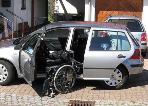 Samochód dla ON z windą do załadunku wózka inwalidzkiego