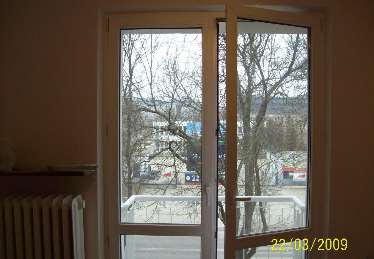 pokój: montaż okna balkonowego