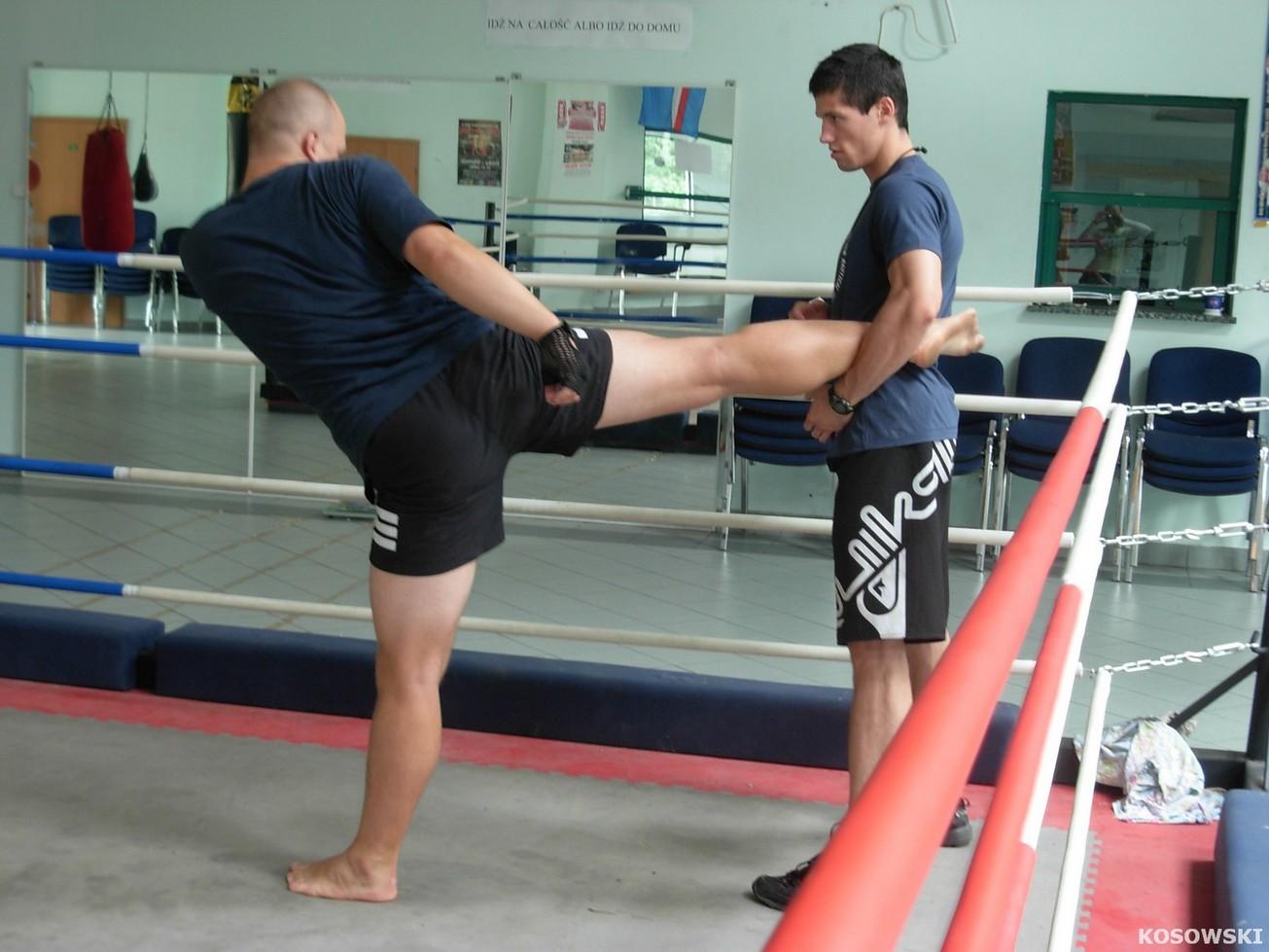 Ustawienie nogi przy middle-kicku