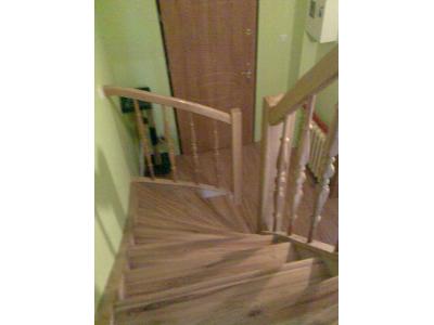 schody drewniane odrestaurowane. Drewno- wiąz - kliknij, aby powiększyć