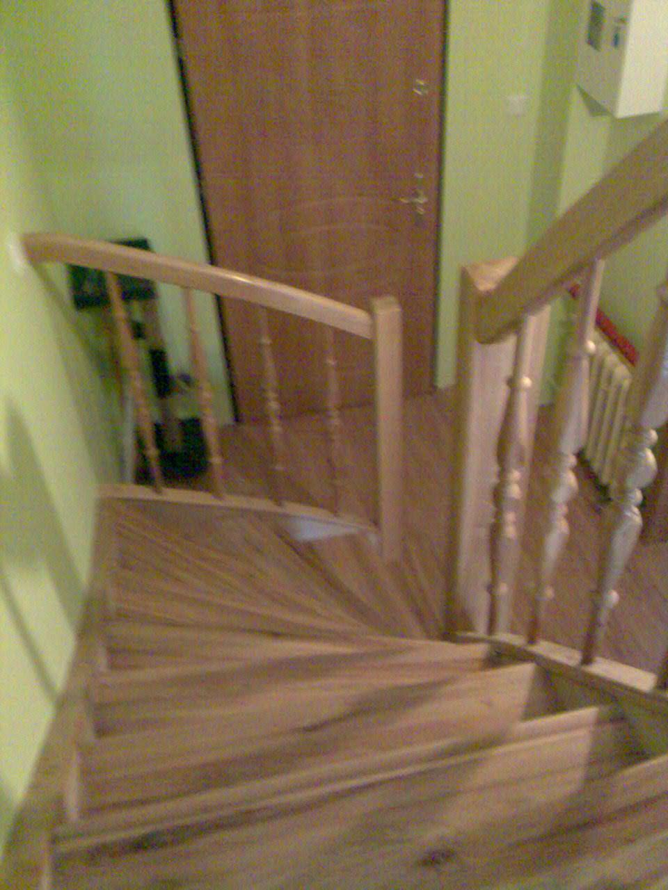 schody drewniane odrestaurowane. Drewno- wiąz