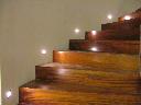 Halogenowe oświetlenie schodów