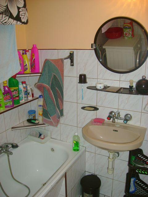 łazienka z wanną umywalką i toaletą