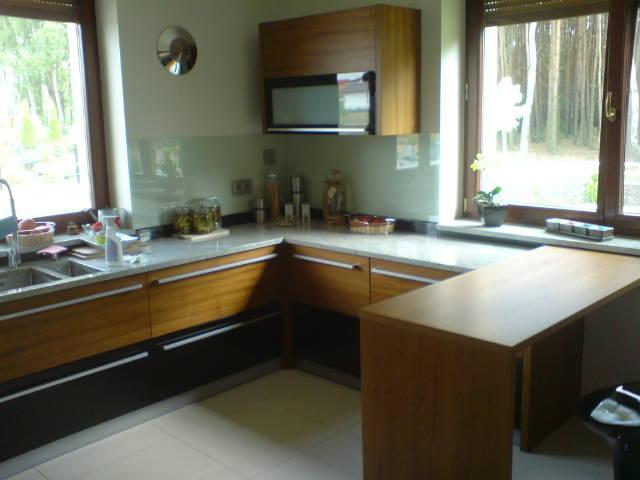 Kuchnia, meble fornirowane, kolor Teak, dolne szuflady MDF lakierowany, kolor czarny,