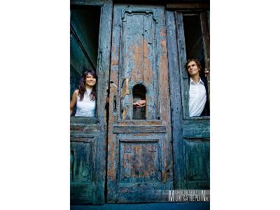 fotografia ślubna wykonana na starych drzwiach - kliknij, aby powiększyć