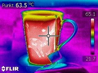 rozkład temperatur ciepłego kubka