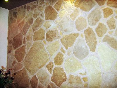 Ściana wewnątrz mieszkania z piaskowca naturalnego (dzikówki) - kliknij, aby powiększyć