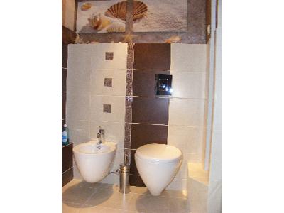 Zdjęcie nr 1 Mała funkcjonalna łazienka z systemem podwieszanym - kliknij, aby powiększyć