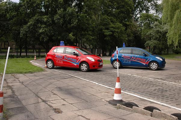 Nowe samochody z klimatyzacja co znacznie poprawai komfort nauki.