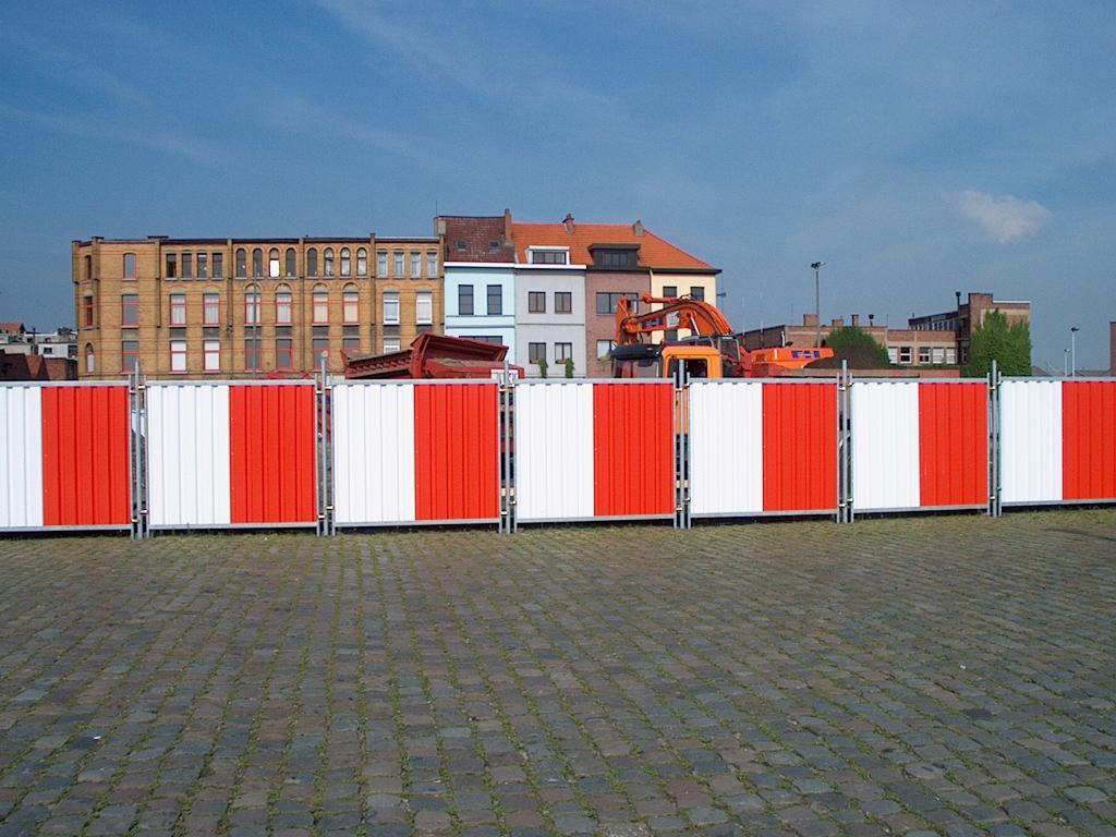 Ogrodzenia pełne do zastosowania przy ciągach komunikacyjnych.