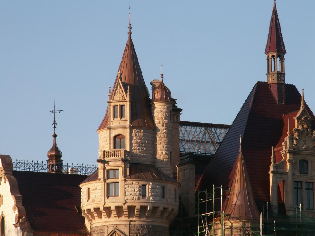 realizacja Centrum Terapii Nerwic Moszna Zamek- krycie wieży miedzią