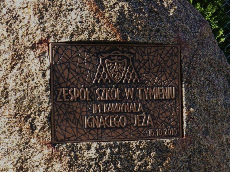 tablica pamiątkowa umieszczona w kamieniu