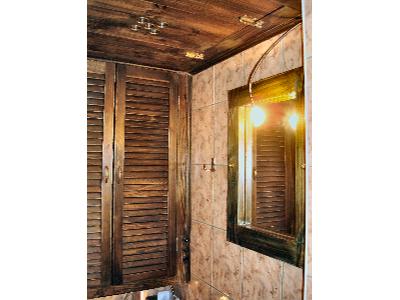 kompleksowy remont małego wc z umywalką i zabudową meblową scian i sufitu - kliknij, aby powiększyć