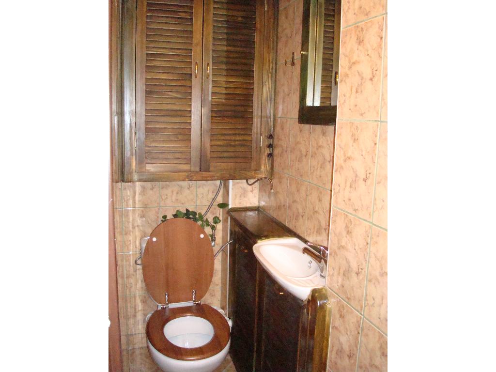 kompleksowy remont małego wc z umywalką i zabudową meblową scian i sufitu / wym.wc: 80x160x320