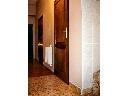 aneks z łazienką i małym pokojem wyodrębniający korytarz do dalszych pomieszczeń