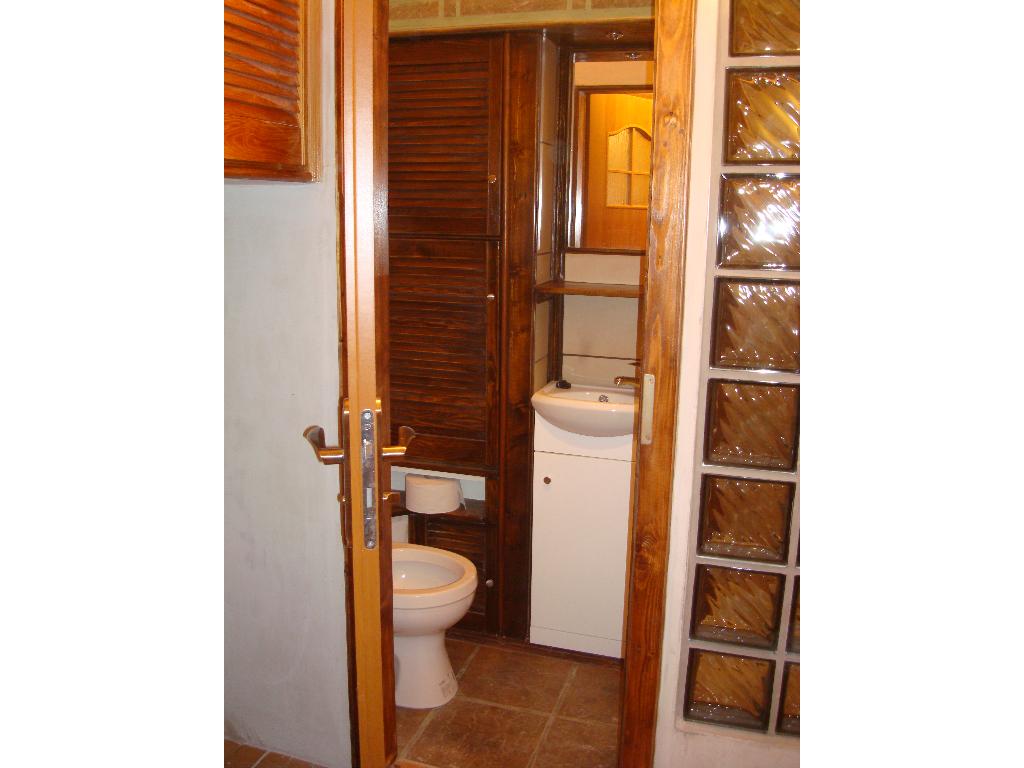 mała łazienka w aneksie / wc,umywalka, natrysk, zabudowa meblowa /