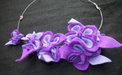 krótki naszyjnik z filcu w kolorze lila.misternie zrobiona kompozycja kwiatowa na strunie jubilersk