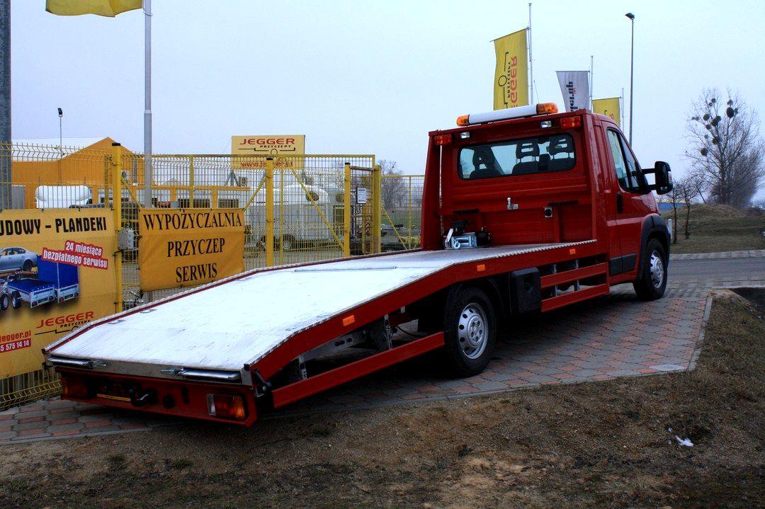 Zabudowa samochodowa typu autolaweta - Fiat Ducato, zabudowa w kolorze nadwozia