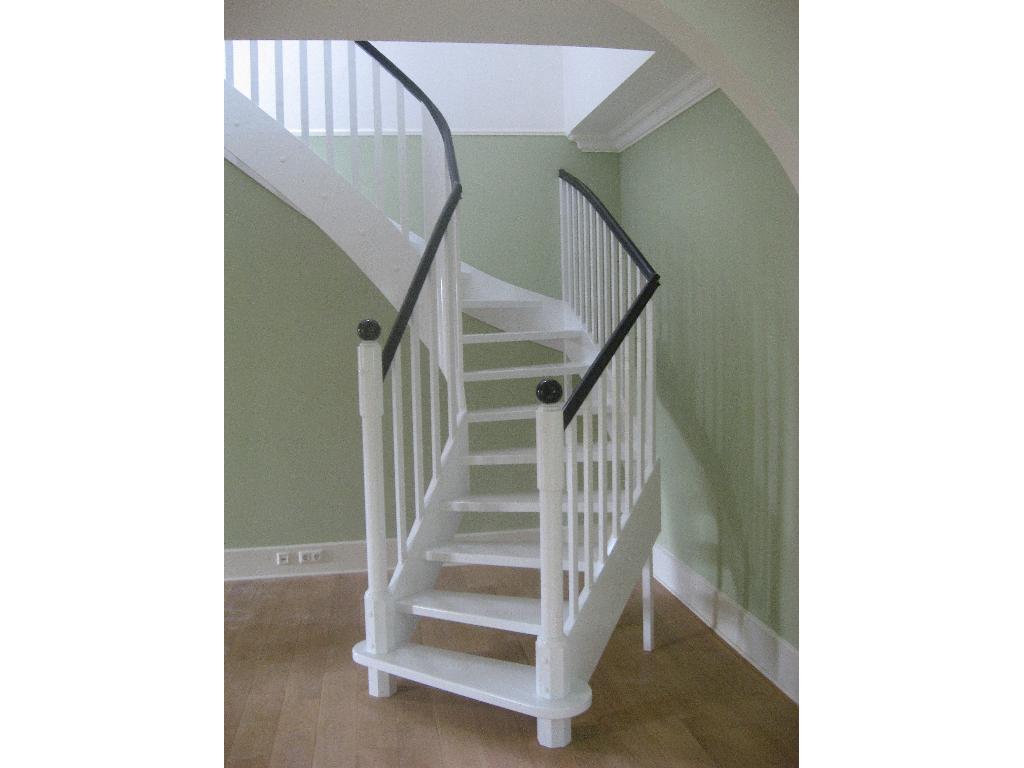 schody policzkowe malowane na biało