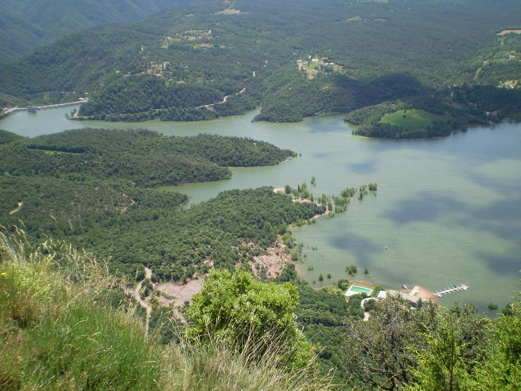 Pireneje widok z góry na jeziorko.