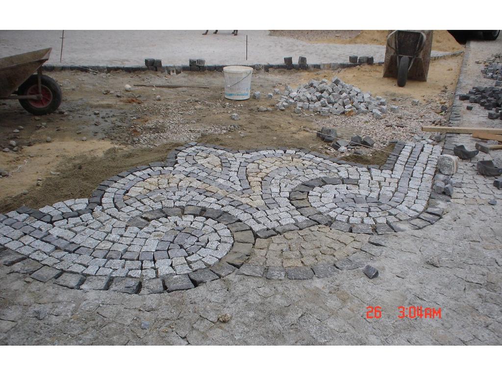 Układanie mozaiki z kostki granitowej