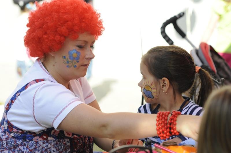 przyjęcie z farbkami, zabawa dla dzieci, malowanie twarzy