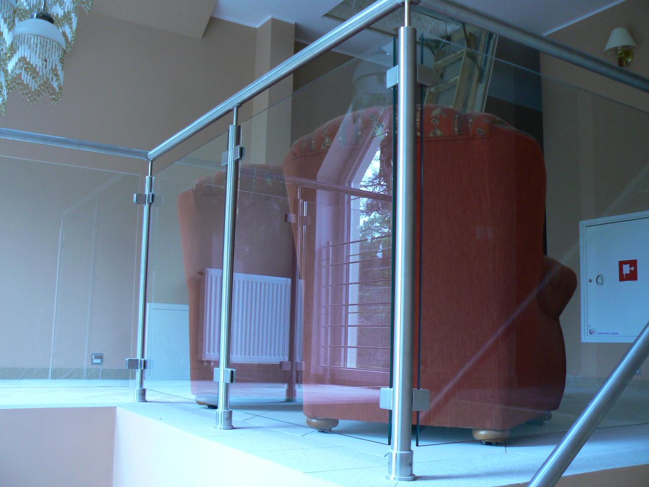 Balustrada szklana korytarz hotelu