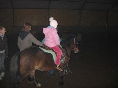 Dziecko podczas jazdy konnej - kliknij, aby powiększyć