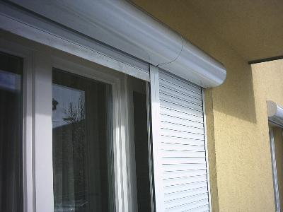 Roleta owalna na etapie ocieplenia elewacji wraz z naszymi oknami jako koplet technik osłonowych. - kliknij, aby powiększyć
