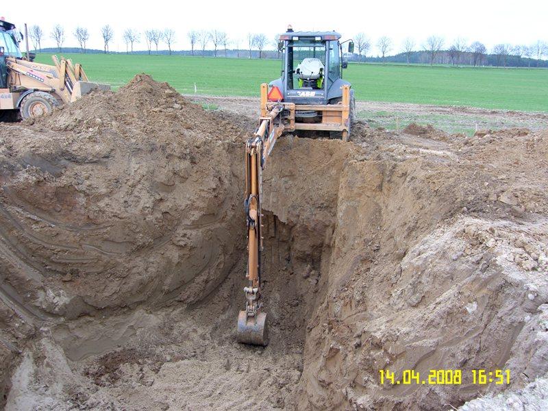 Koparko-Ładowarka CASE - wykop pod ławę fundamentową pod wiatrak