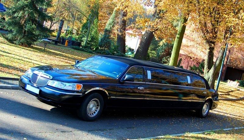 Lincoln Town Car 100" Limousine do wynajęcia