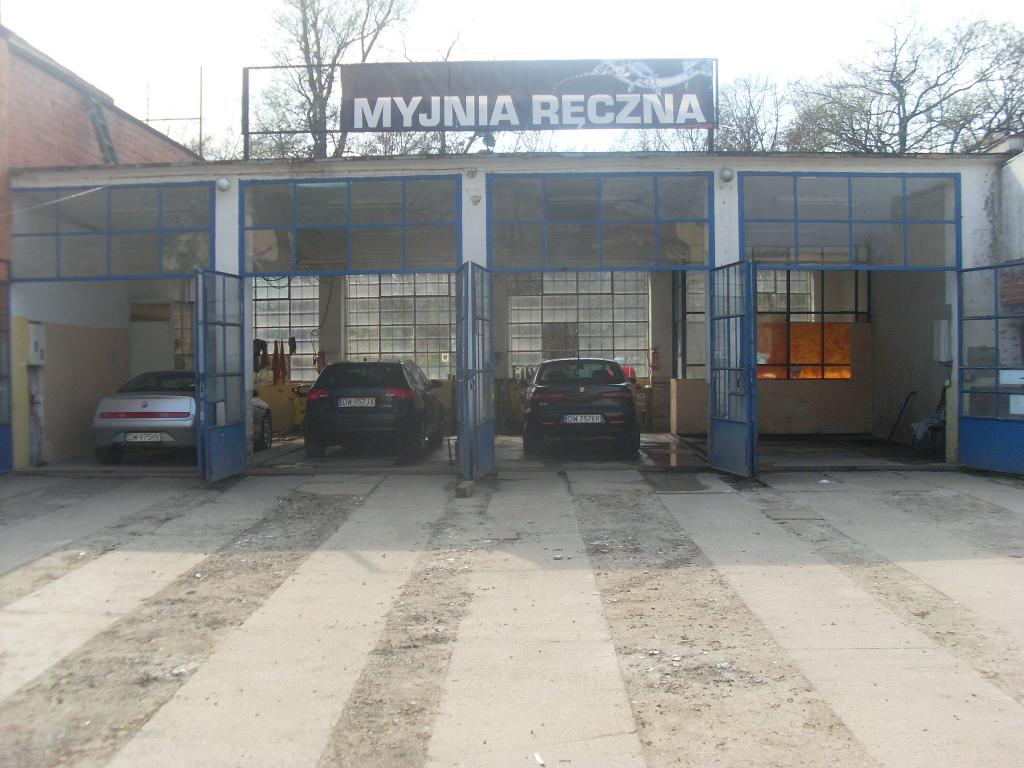 zdjęcie przedstawia budynek myjni gdzie sa myte auta