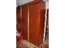 Duża pojemna 3-drzwiowa szafa suwana w sypialni w kolorze jabloń.Profile ALU kolor złoty