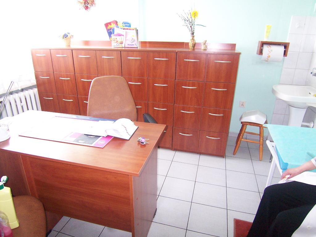 Meble biurowe BASIC-B2 w gabinecie lekarskim.