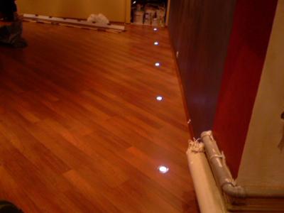 Podłoga z paneli laminowanych z lampkami Egger - kliknij, aby powiększyć