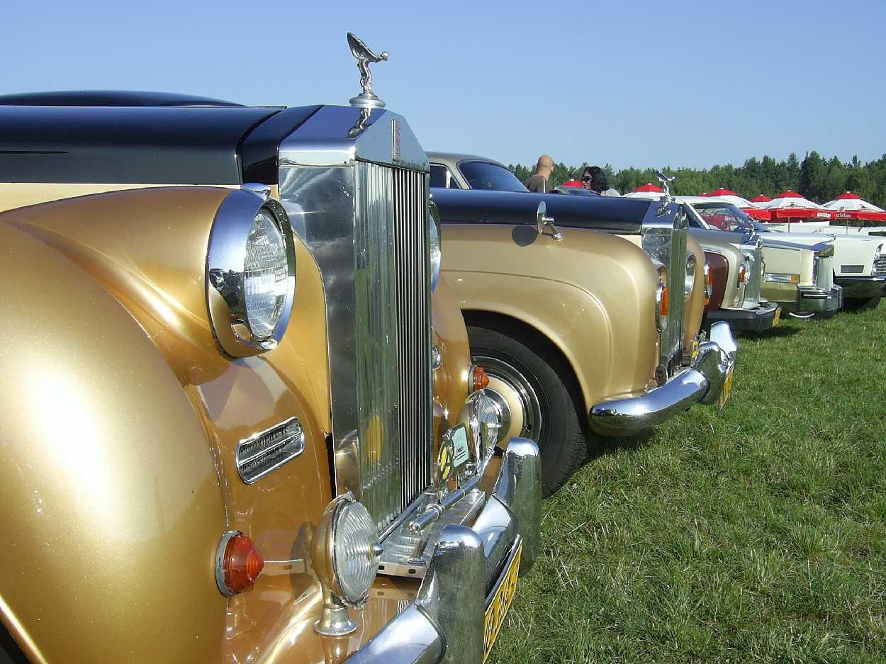 ROLLS-ROYCE Silver Wraith Princess Limousine (1965) (na pierwszym planie)