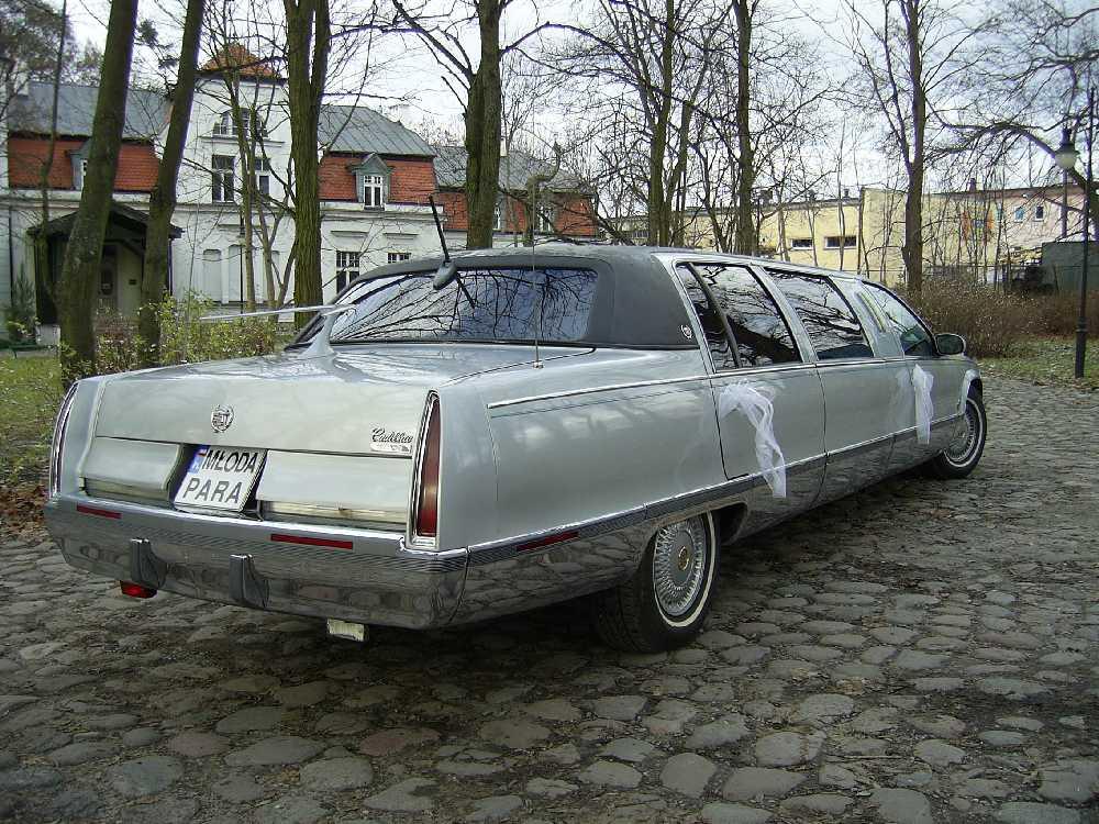 CADILLAC Federal Limousine - limuzyna 8-osobowa (salonka z barkiem)