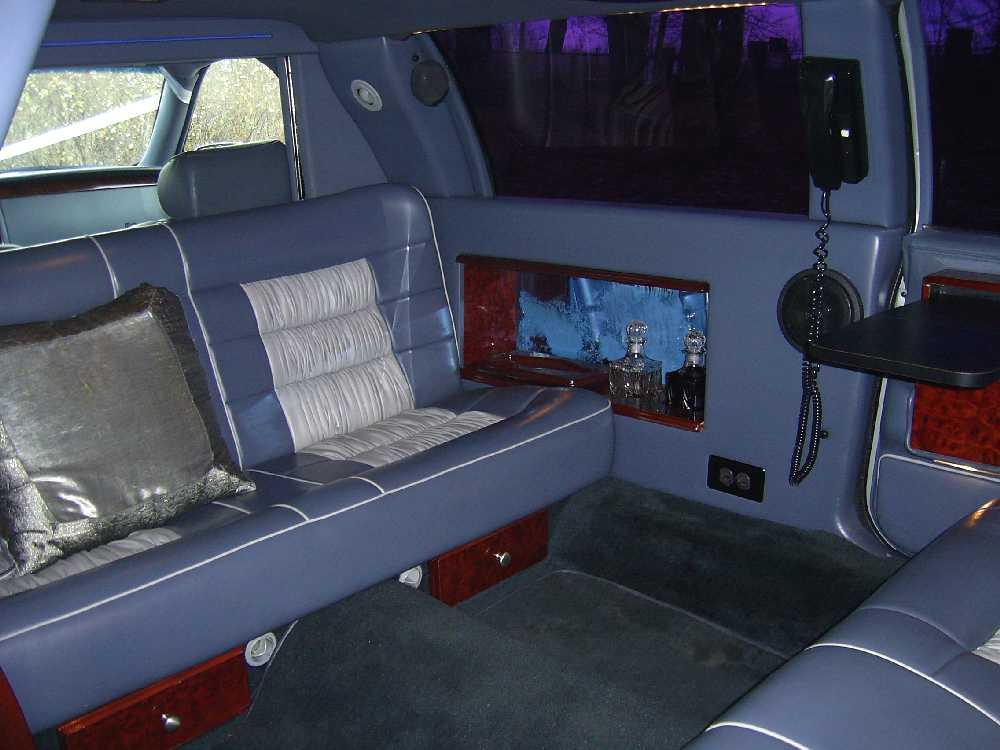 CADILLAC Federal Limousine - limuzyna 8-osobowa (salonka z barkiem)