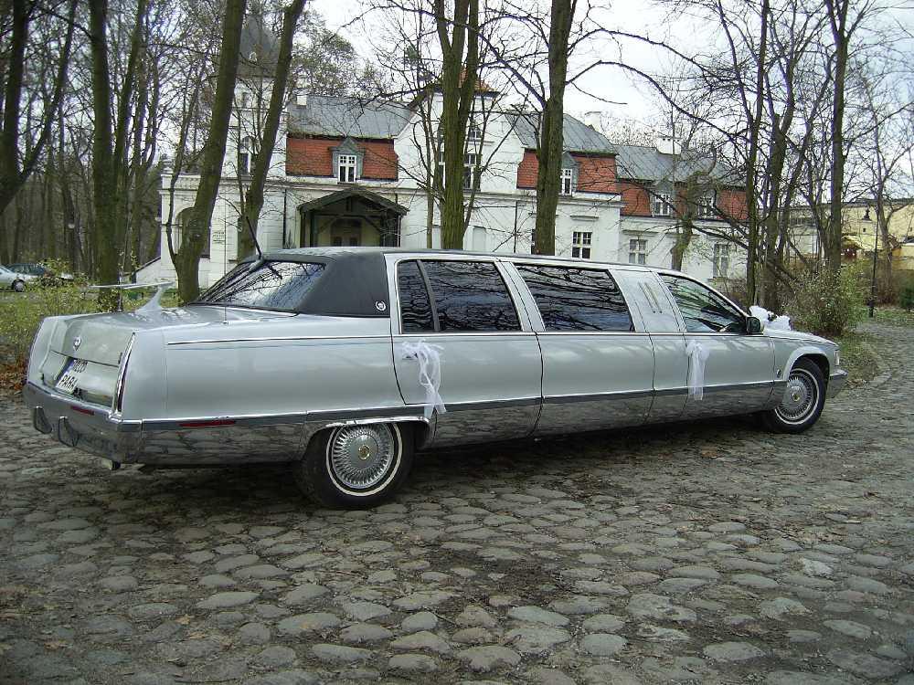 CADILLAC Federal Limousine - limuzyna 8-osobowa (salonka z barkiem)