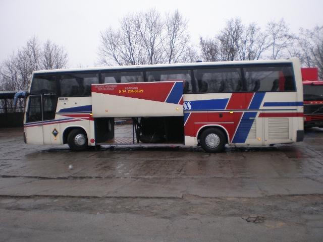 55 miejsc + kierowca + pilot. Miejsca na bagaż na pewno nie zabraknie