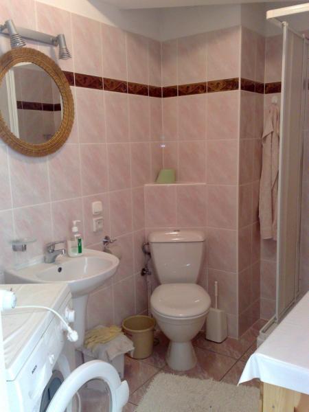 Łazienka /WC, umywalka, kabina prysznicowa, automat/.