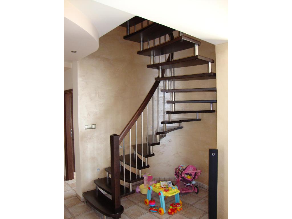 schody bez policzkowe na łukowej ścianie