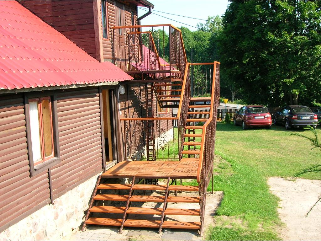 Metalowo-drewniane schody zewnętrzne