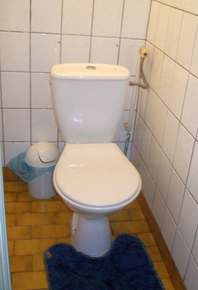 WC (oddzielne, łazienka jest obok)