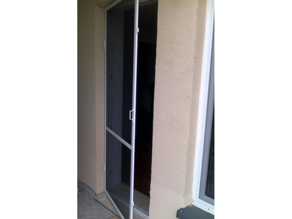 Moskitiera drzwiowa biała otwierana z samozamykaczem Warszaw